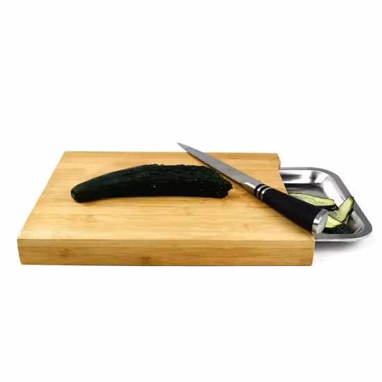 고기, 야채, 다진 뼈를 위한 싱크대가 있는 두꺼운 대나무 도마.